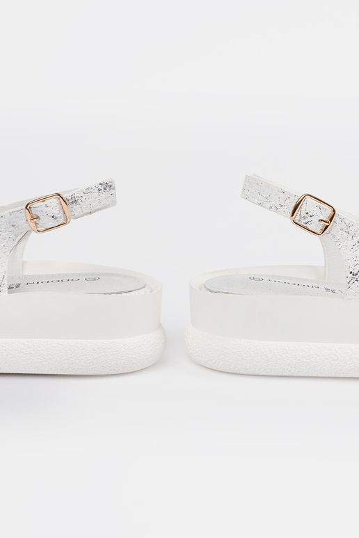 Witte sandalen met decoraties