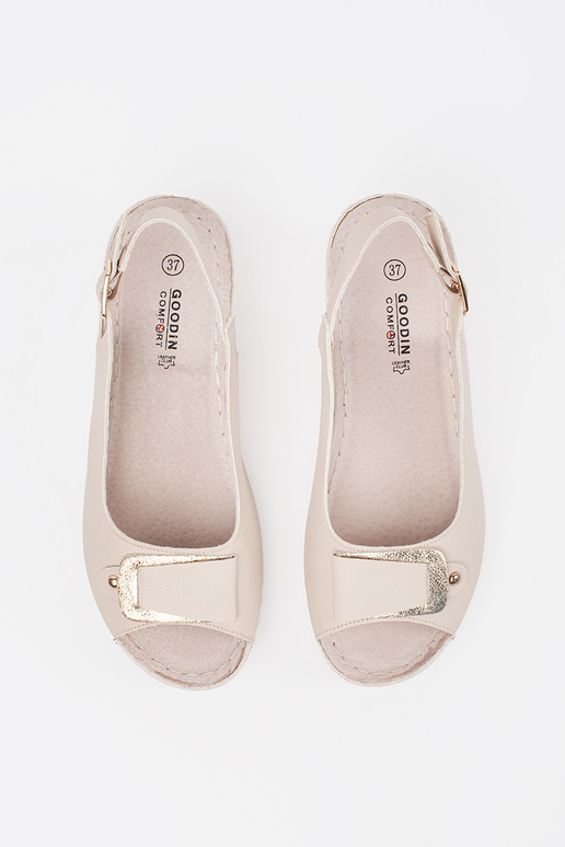 Elfenbeinfarbene Sandalen auf...