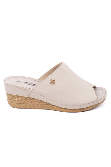 sandfarbene Wedgeslipper...