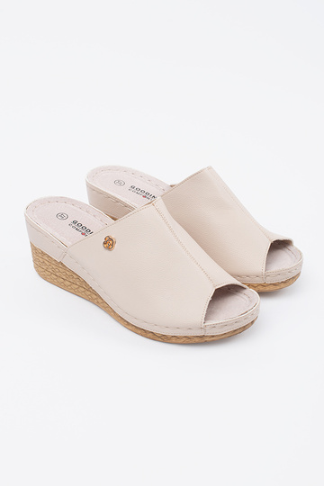 sandfarbene Wedgeslipper... 2