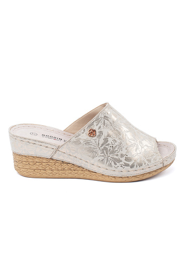 Ivoorkleurige Wedgeslippers...