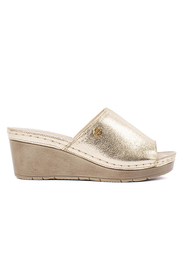 Gouden dames slippers op...