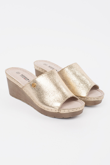 Gouden dames slippers op... 2