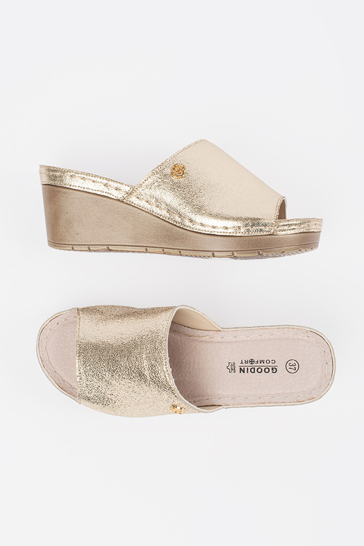 Gouden dames slippers op een wig