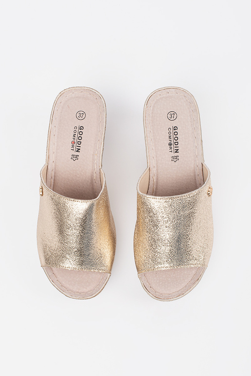 Gouden dames slippers op een wig