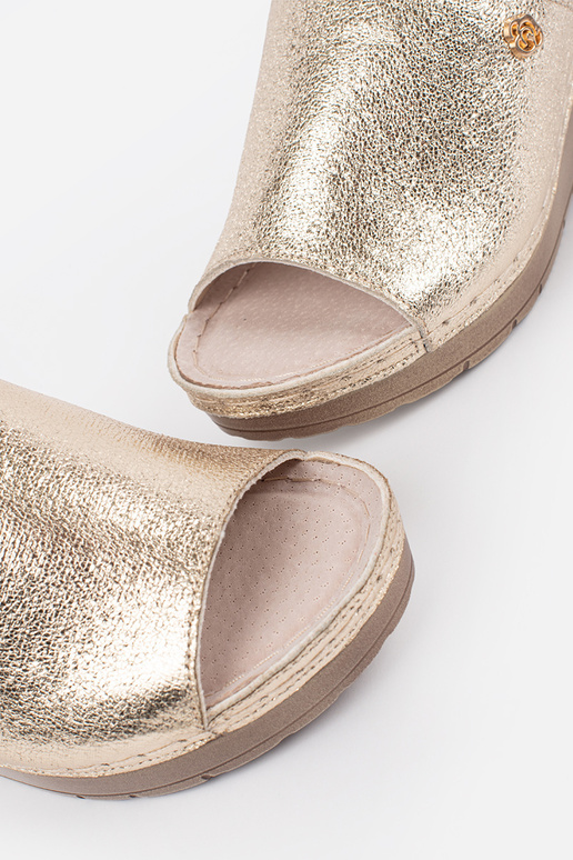 Gouden dames slippers op een wig