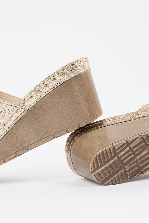 Gouden dames slippers op een wig