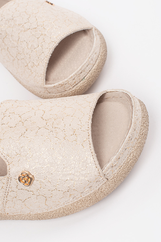 Zandkleurige sandalen met leren... Zandkleurige sandalen met leren...