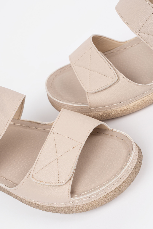 Ivoor kleurige sandalen voor dames... Ivoor kleurige sandalen voor dames...