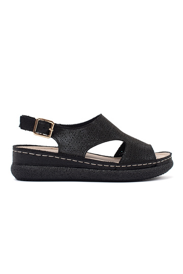 Zwarte sandalen op een...