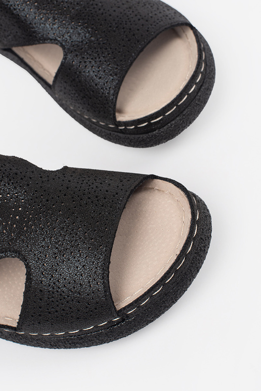 Sandales noires sur plateforme claire Sandales noires sur plateforme claire