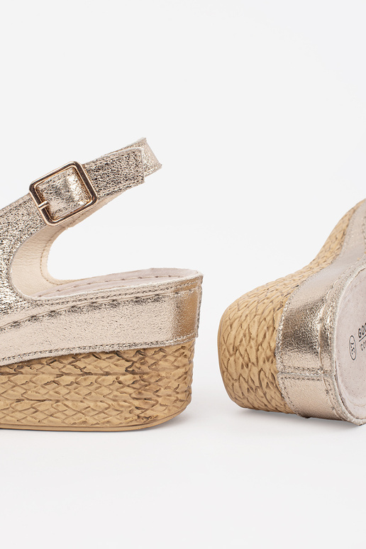 Goldfarbene Sandalen auf Keil mit... Goldfarbene Sandalen auf Keil mit...