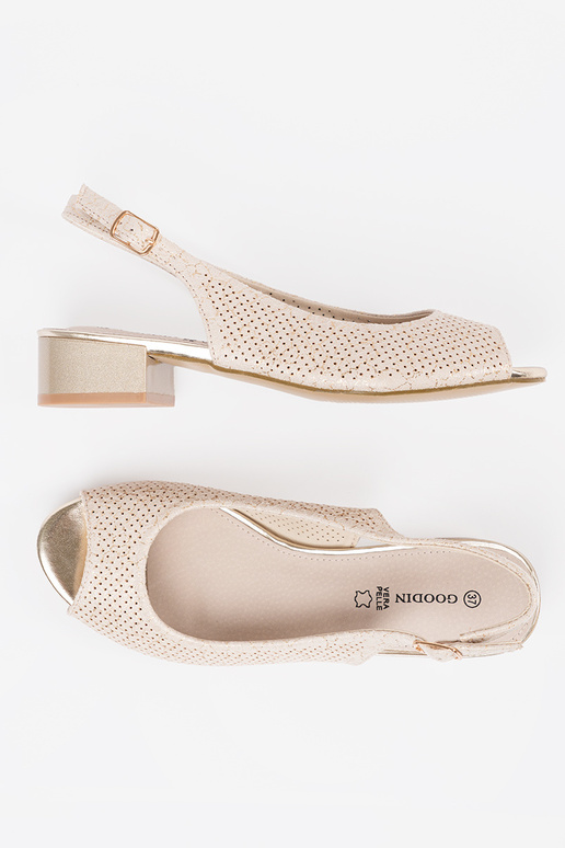 Ivoorkleurige geperforeerde sandalen... Ivoorkleurige geperforeerde sandalen...