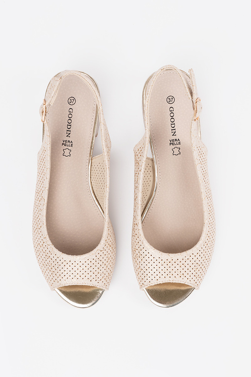 Ivoorkleurige geperforeerde sandalen... Ivoorkleurige geperforeerde sandalen...