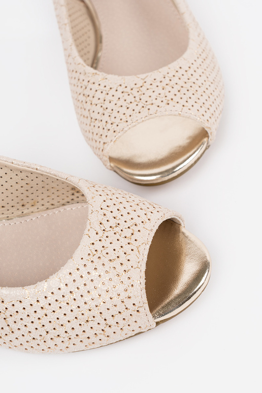 Elfenbeinfarbene Ajour-Sandalen mit...