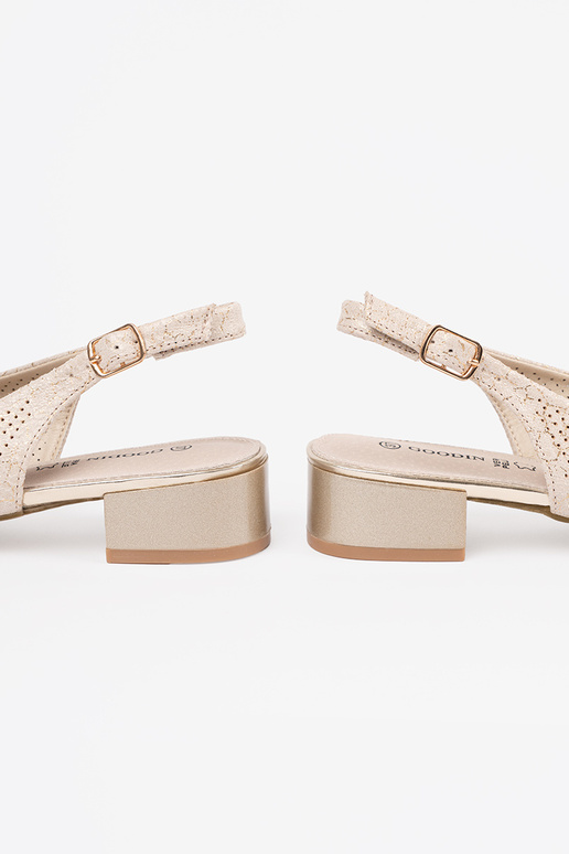 Elfenbeinfarbene Ajour-Sandalen mit...