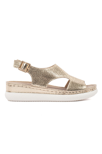 Gouden sandalen op een...