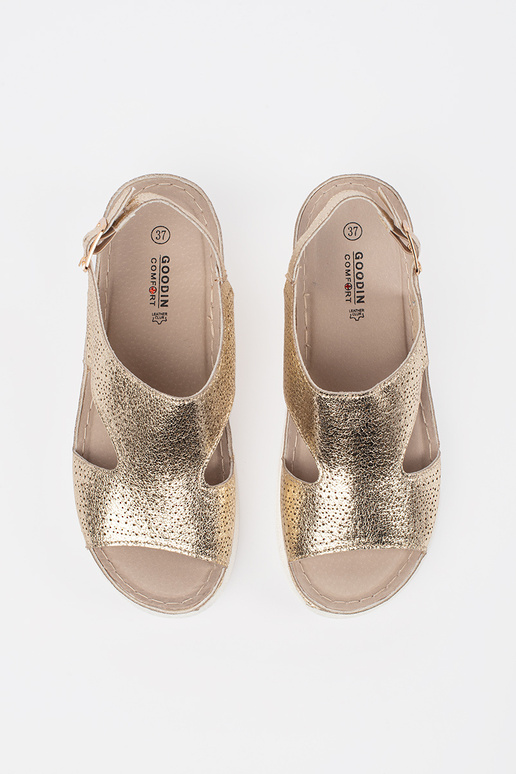 Gouden sandalen op een lichte plateau Gouden sandalen op een lichte plateau