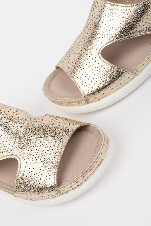 Gouden sandalen op een lichte plateau Gouden sandalen op een lichte plateau