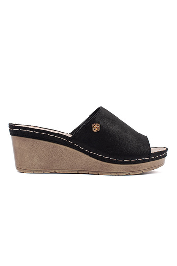 zwarte dames slippers op...