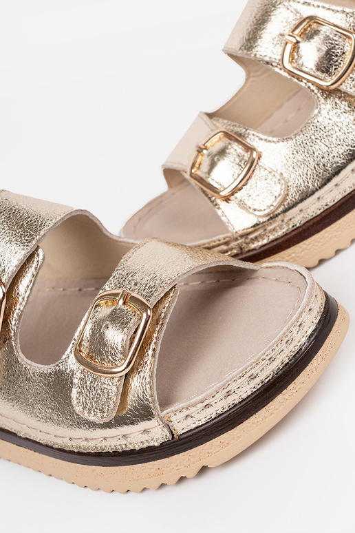 Goldene Sandalen mit goldenen Elementen Goldene Sandalen mit goldenen Elementen