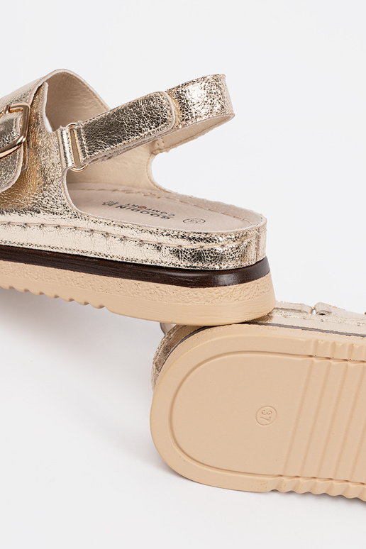 Goldene Sandalen mit goldenen Elementen Goldene Sandalen mit goldenen Elementen