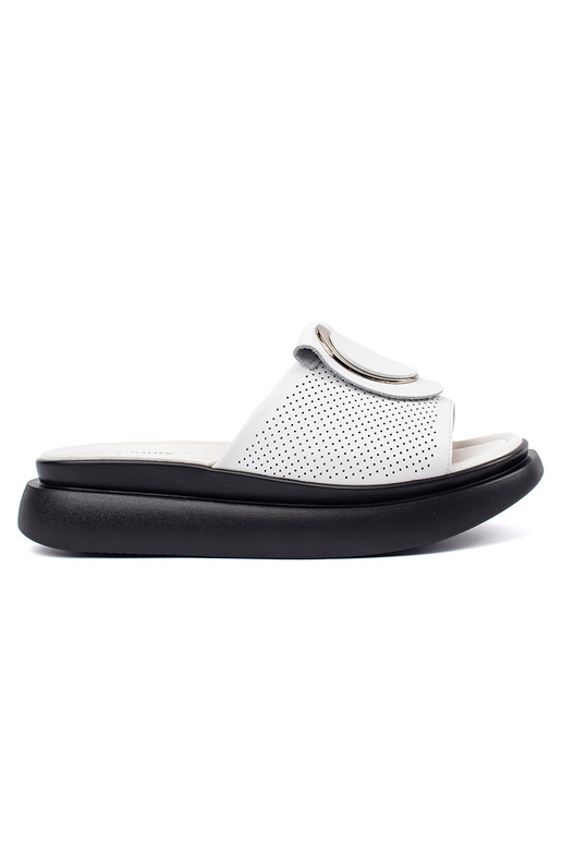 Chaussons blancs et noirs... Chaussons blancs et noirs...