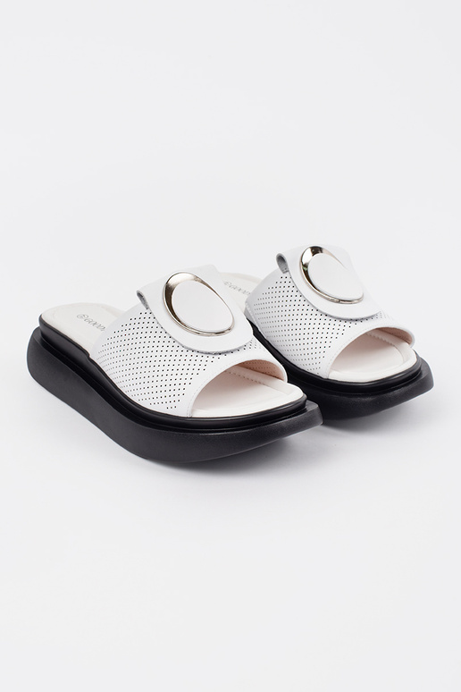 Chaussons blancs et noirs... Chaussons blancs et noirs...