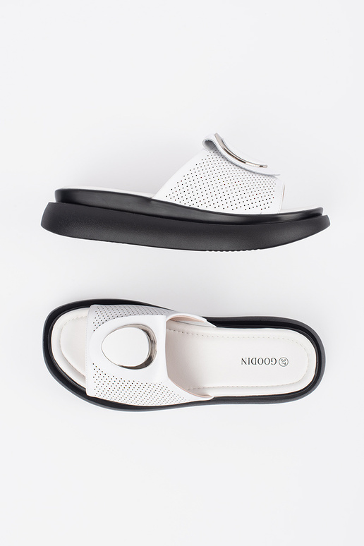 Chaussons blancs et noirs... Chaussons blancs et noirs...