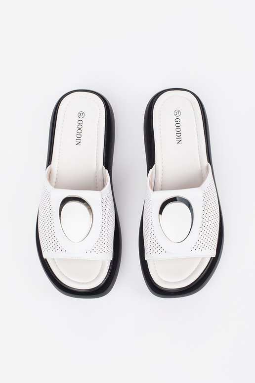 Chaussons blancs et noirs... Chaussons blancs et noirs...