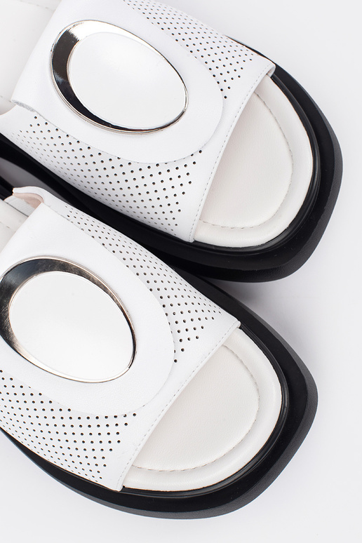 Chaussons blancs et noirs... Chaussons blancs et noirs...