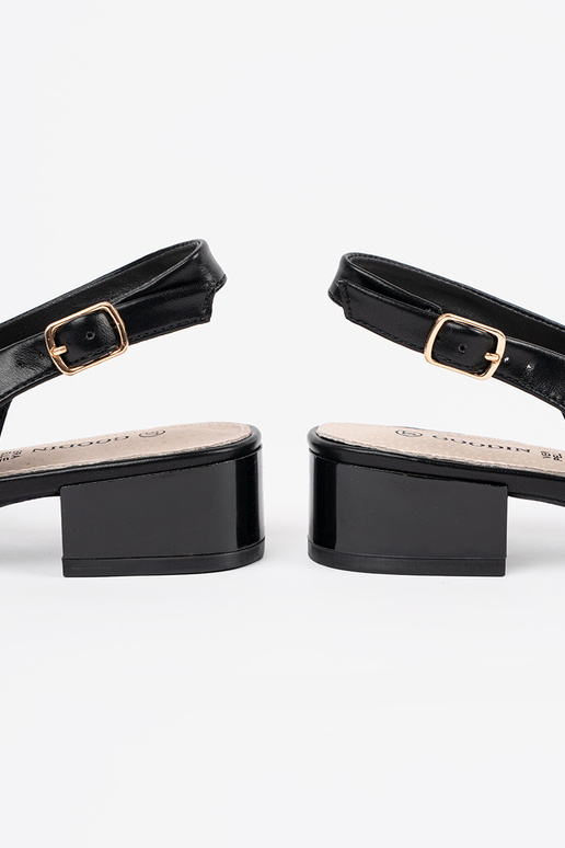 Schwarze elegante Sandalen mit... Schwarze elegante Sandalen mit...