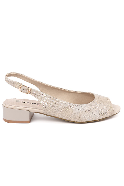 Beige dames sandalen op een lage hak