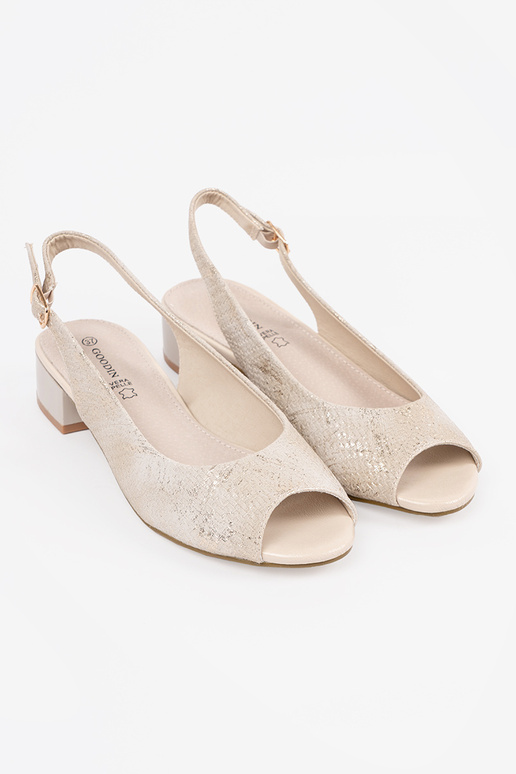 Beige dames sandalen op een lage hak