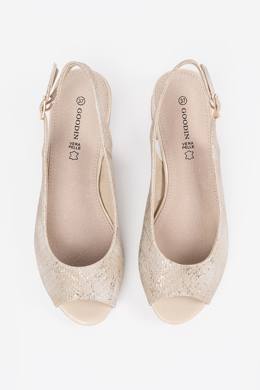 Beige dames sandalen op een lage hak