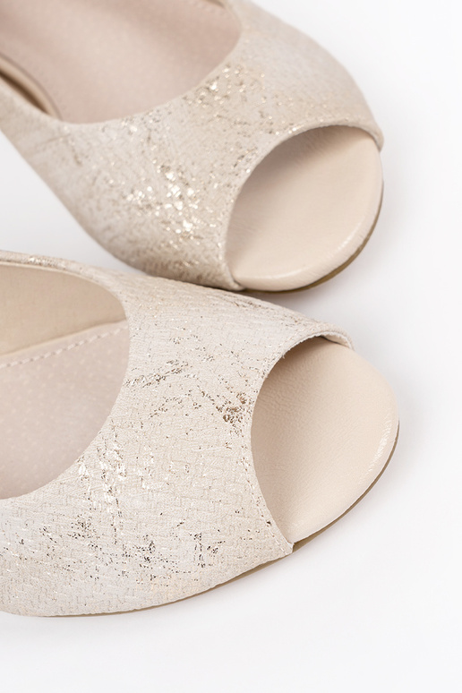 Beige dames sandalen op een lage hak