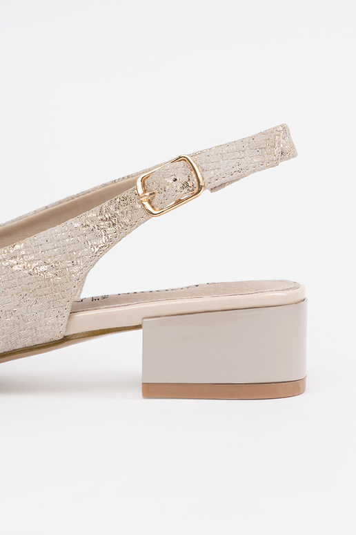 Beige dames sandalen op een lage hak