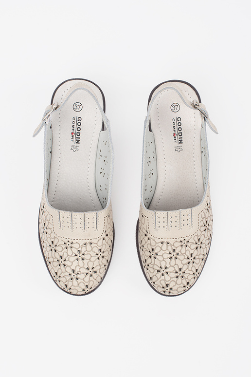 Zandkleurige open sandalen op een...