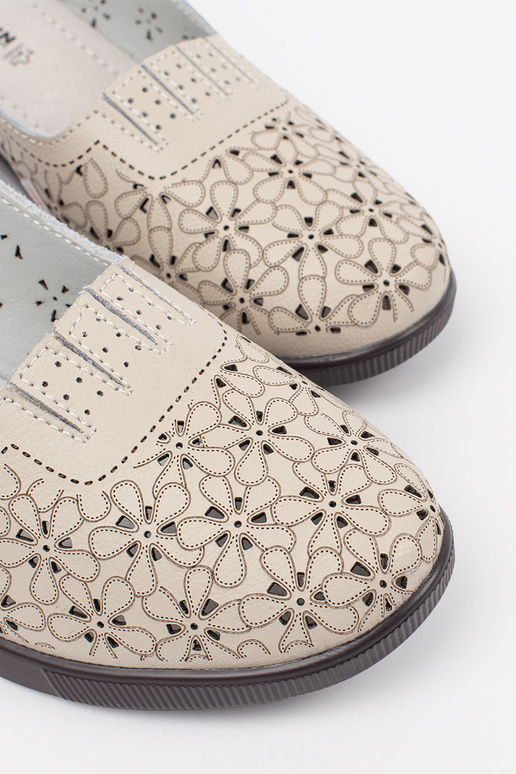 Zandkleurige open sandalen op een...