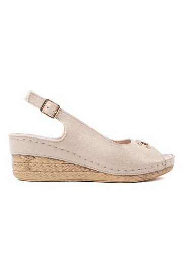 Ivoor kleurige sandalen op...
