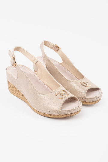 Ivoor kleurige sandalen op... 2