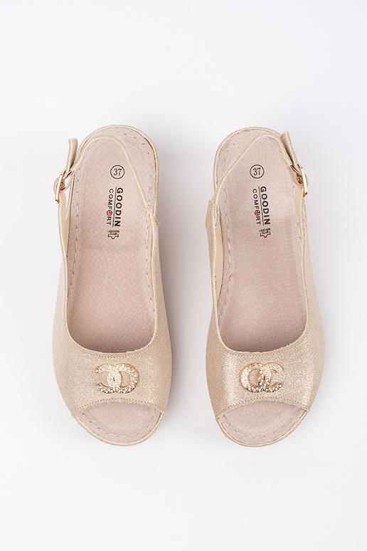 Elfenbeinfarbene Keilsandalen mit... Elfenbeinfarbene Keilsandalen mit...