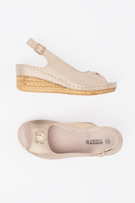 Sandales ivoire à talon compensé avec... Sandales ivoire à talon compensé avec...