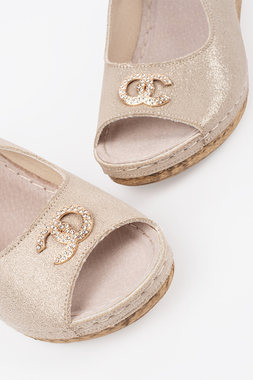 Elfenbeinfarbene Keilsandalen mit... Elfenbeinfarbene Keilsandalen mit...