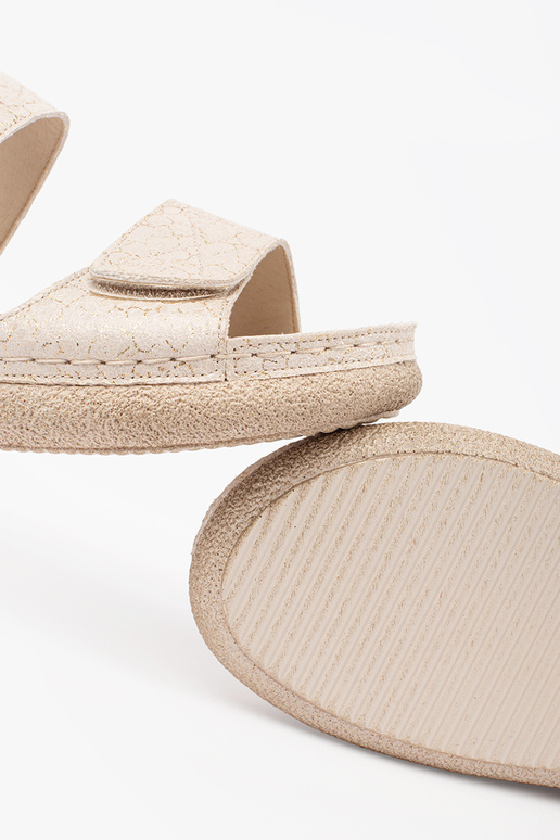 Elfenbeinfarbene Sandalen mit Velcro Elfenbeinfarbene Sandalen mit Velcro