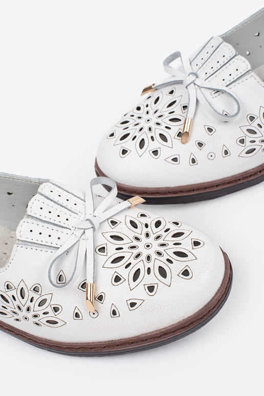 Sandfarbene durchbrochene Mokassins