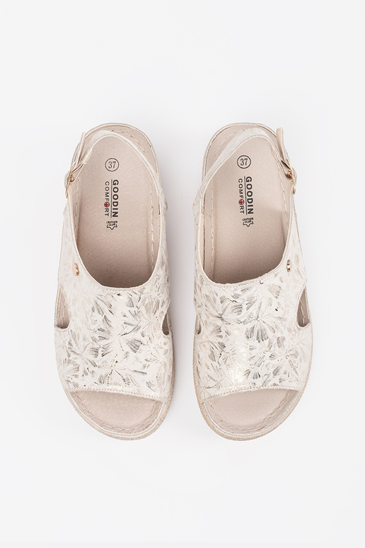 Ivoorkleurige Platte Sandalen met Gesp Ivoorkleurige Platte Sandalen met Gesp