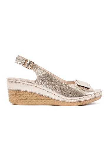 Gouden sandalen op een lage...