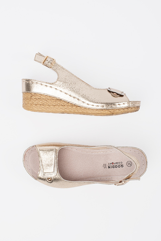 Gouden sandalen op een lage wig