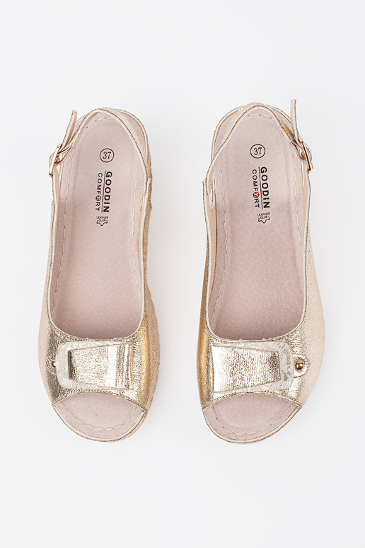 Goldene Sandalen auf niedrigem Keil